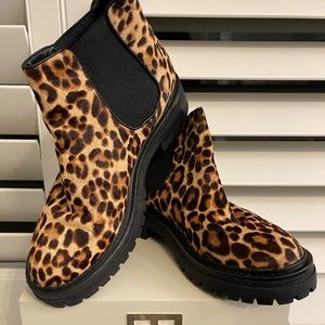 Kenneth Cole size 7 leopard pattern lug sole Bootie